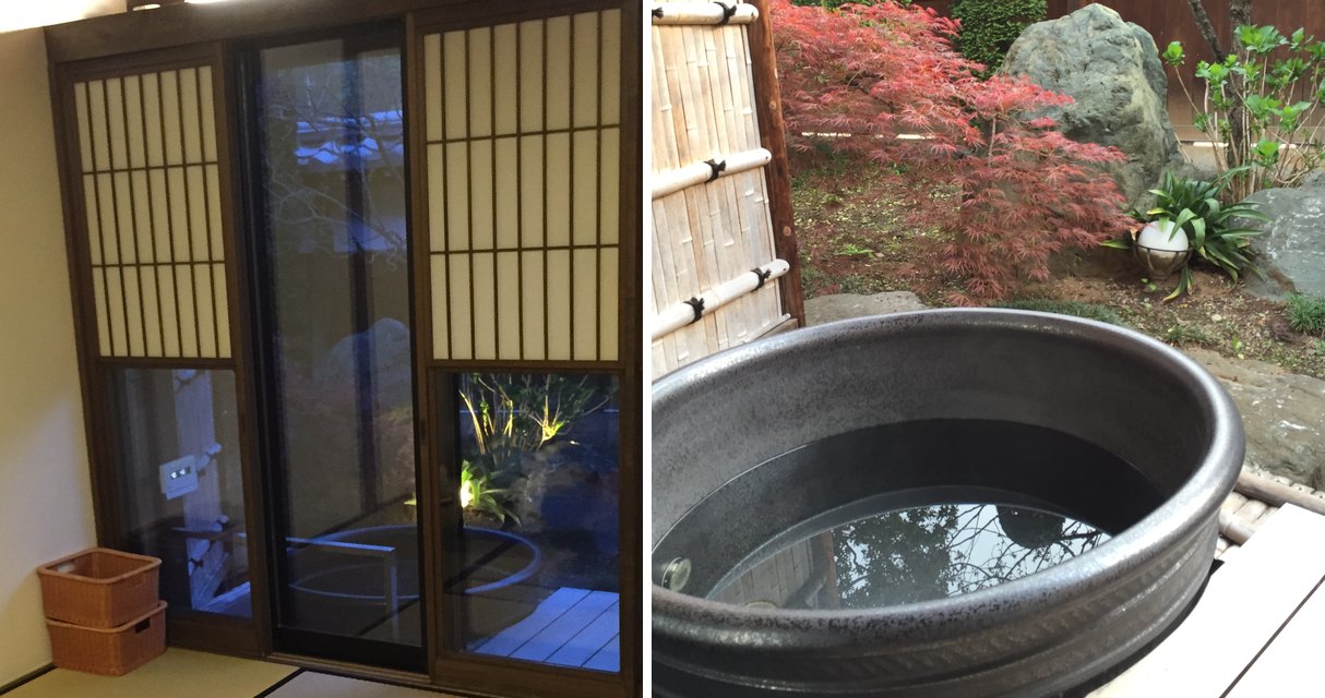 宮本家の和室の窓ごしに見える部屋付きのたる風呂とデッキ、朝のたる風呂と庭(2015年4月撮影)