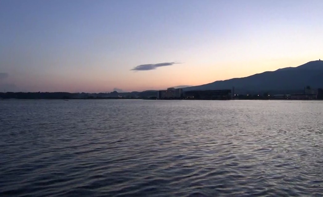 日が沈んだあとの加茂湖と、湖の向こうの山(2014年8月撮影)