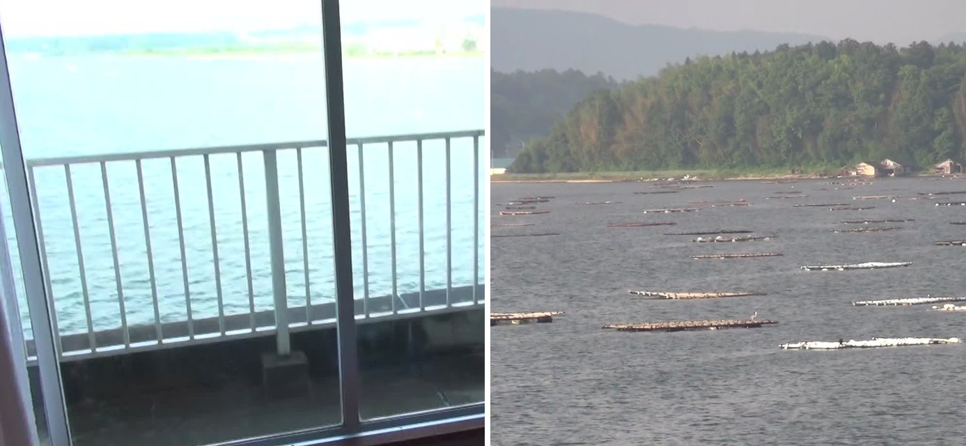 朝の部屋の窓から見た加茂湖と、ベランダから見た湖に並ぶ養殖のいかだ(2014年8月撮影)